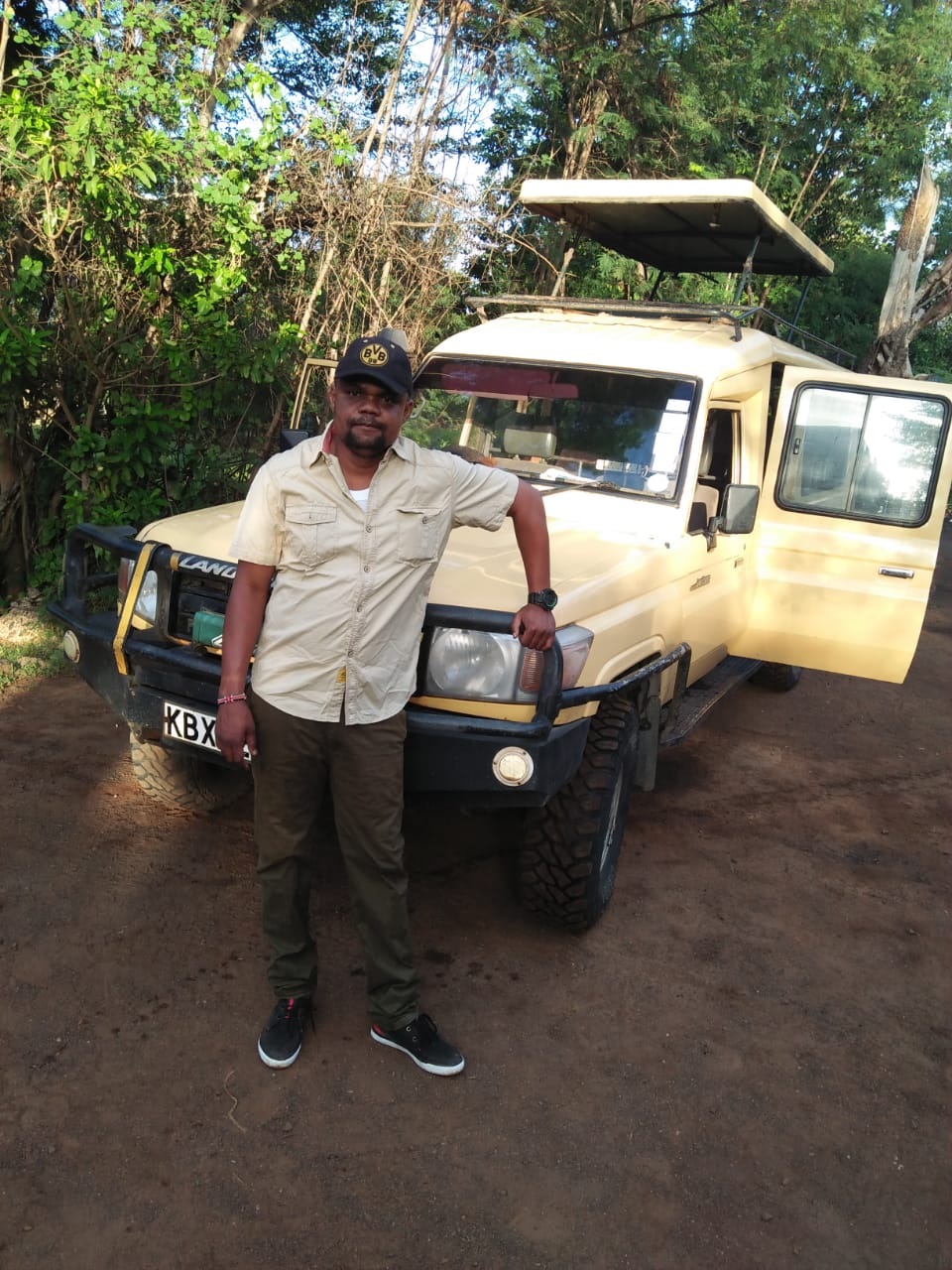 safari fahrer vor dem jeep der safari firma A+A safaris