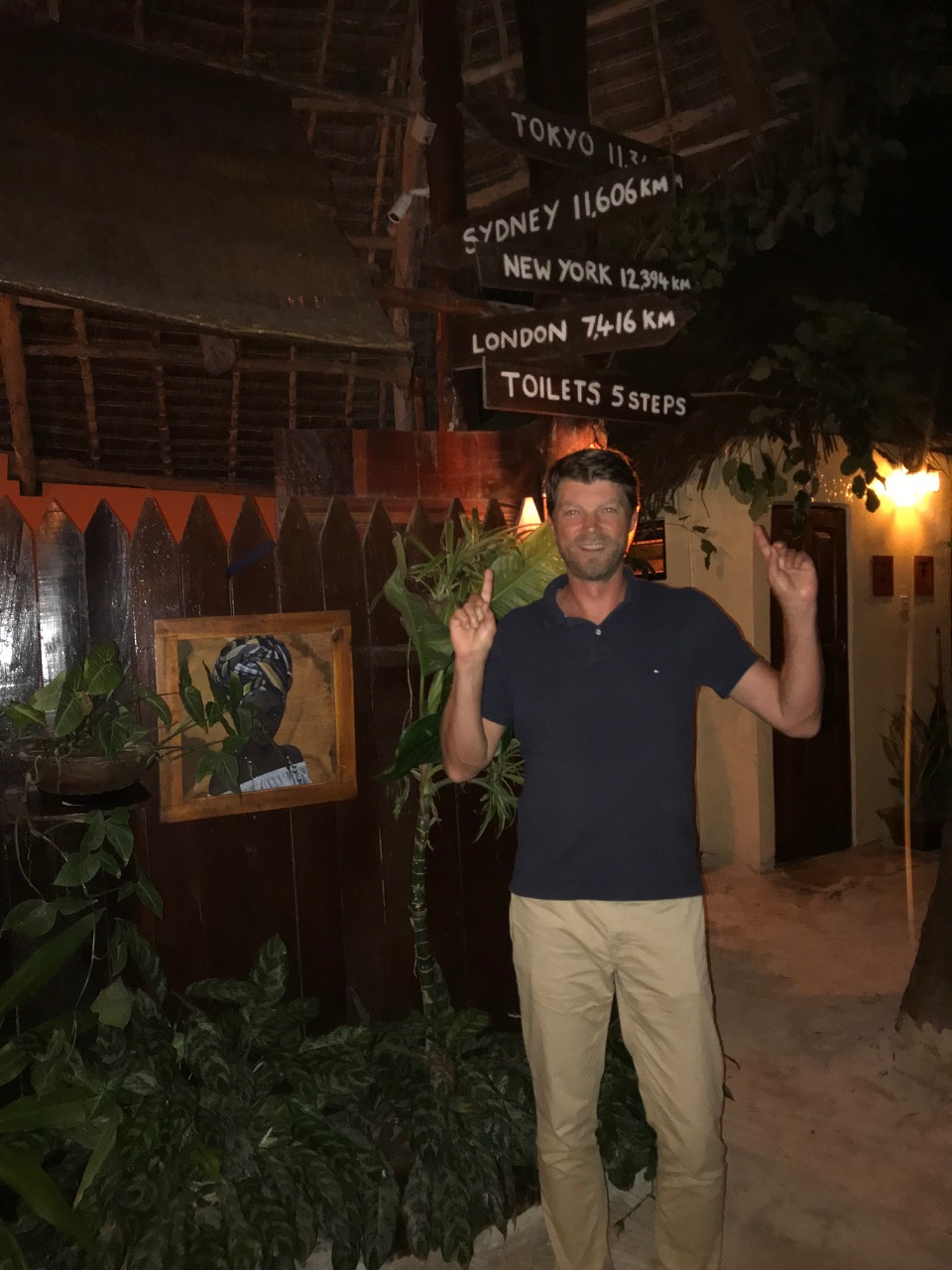 inhaber A+A safaris vor wegweiser schild in kenia