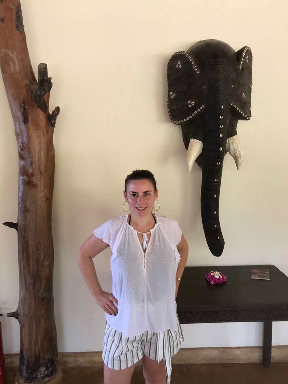 inhaberin von a+a safaris portrait foto vor elefantenmaske an der wand