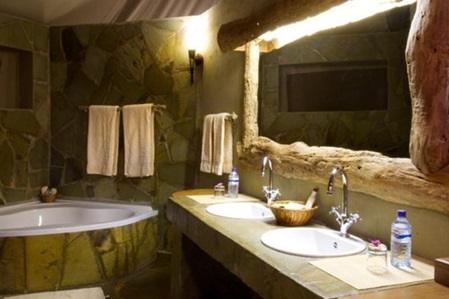 stilvolles Badezimmer mit eckbadewanne und zwei waschtischen von´m severin camp