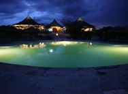 Großer Schwimming Pool in der Nacht