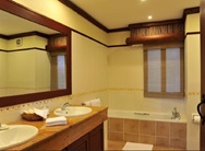 badezimmer mit zwei getrennten waschbecken und einer badewanne in der kilaguni lodge