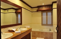 badezimmer mit zwei getrennten waschbecken und einer badewanne in der kilaguni lodge